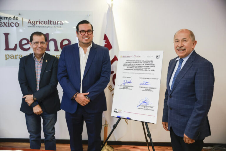 Funcionarios muestran el convenio de colaboración de Leche para el Bienestar e Inafed