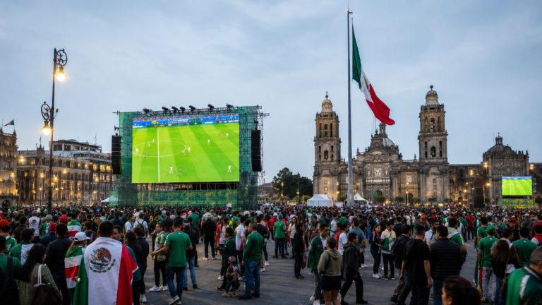 Aficionados se reúnen en una plaza de la Ciudad de México durante el Mundial 2026