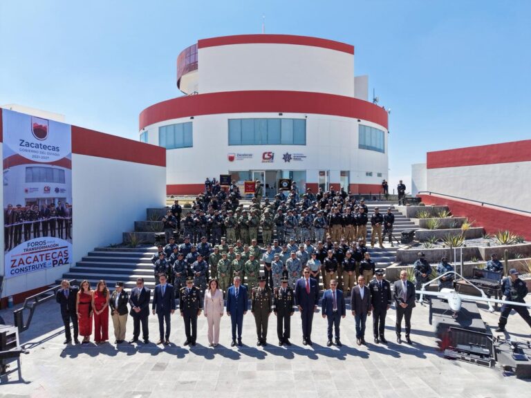 Elementos de seguridad y personal policial reunidos frente al C5i de Zacatecas durante un foro por la paz