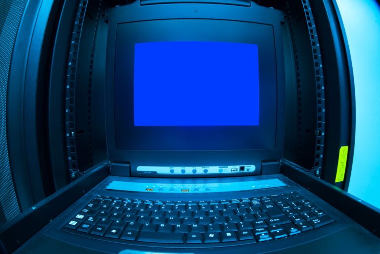 Imagen ilustrativa: monitor de computadora en un espacio de trabajo oscuro.