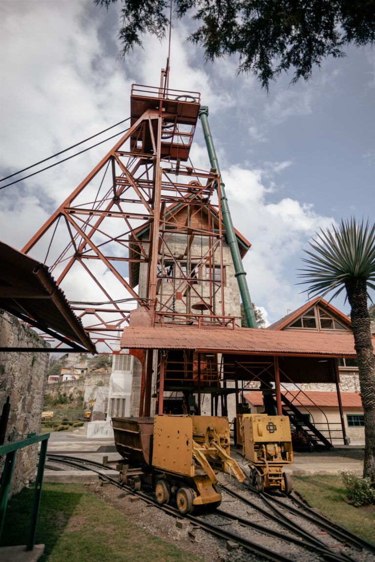 Imagen ilustrativa: estructura de construcción con grúa o elevador de obra; no es una fotografía de la Línea 3.