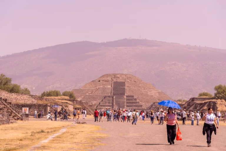 Vista panorámica de una pirámide y el paisaje arqueológico de Teotihuacán.